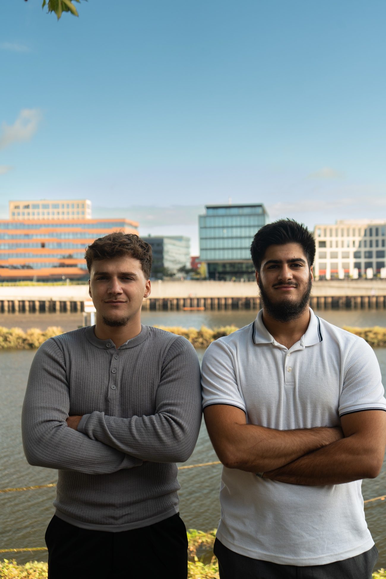 Abdullah und Mert, die Gründer von TaqwaSales, vor der Weser in Bremen